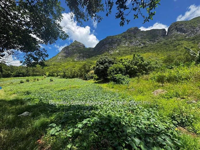 Residential Plot 37 perches for Sale – La Laura  