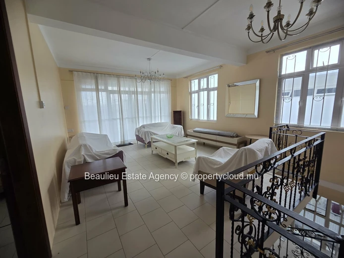 Maison entièrement meublée à vendre – Morcellement Beeharry, Flacq Taille du terrain : 9 perchoirs