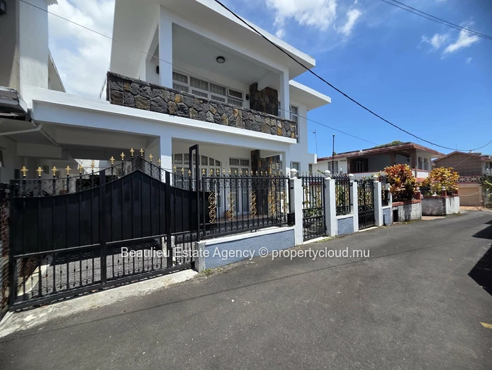 Maison entièrement meublée à vendre – Morcellement Beeharry, Flacq Taille du terrain : 9 perchoirs