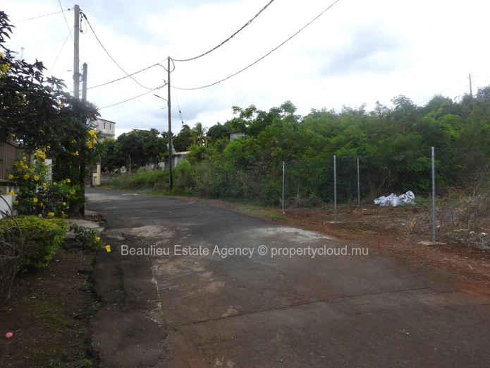   Residential land 617m2 for sale in Morcellement Montreal at Coromandel.