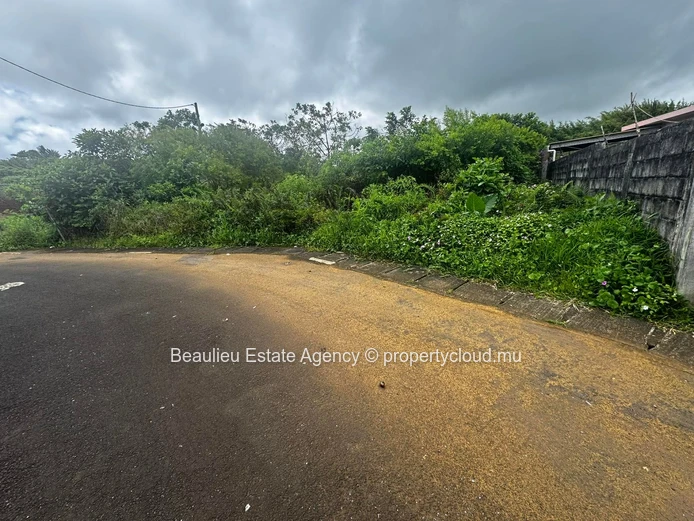 Terrain résidentiel de 6 perches à vendre dans le quartier paisible de Bois Chéri