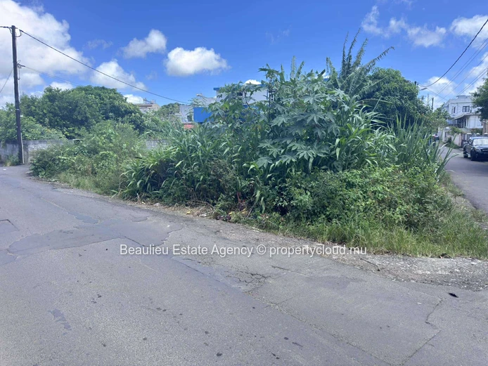 Residential Corner Plot 8 Perche of Land For Sale in Tresbon Vacoas.