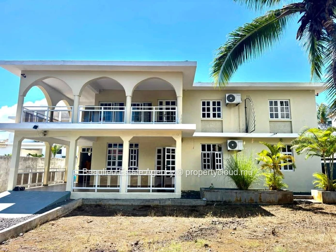 Immeuble résidentiel entièrement meublé à vendre à Point aux Canonniers