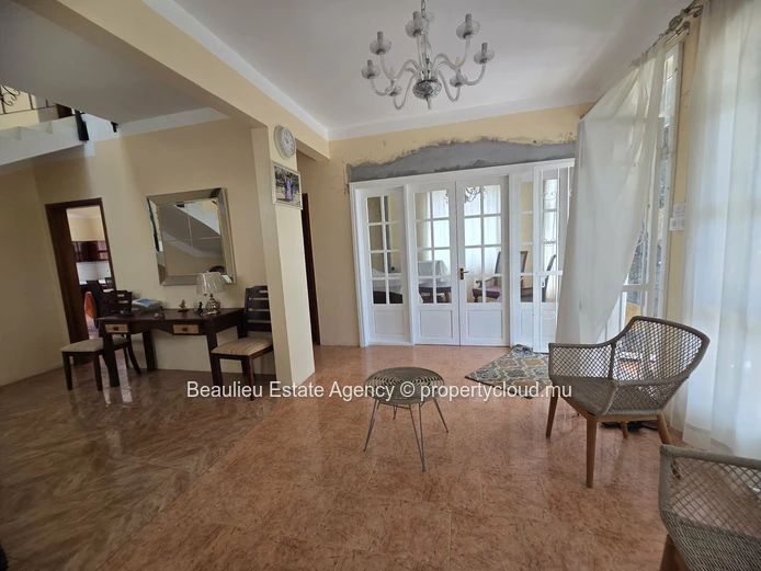 Maison entièrement meublée à vendre – Morcellement Beeharry, Flacq Taille du terrain : 9 perchoirs