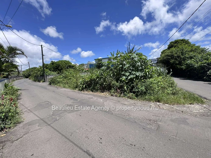 Residential Corner Plot 8 Perche of Land For Sale in Tresbon Vacoas.
