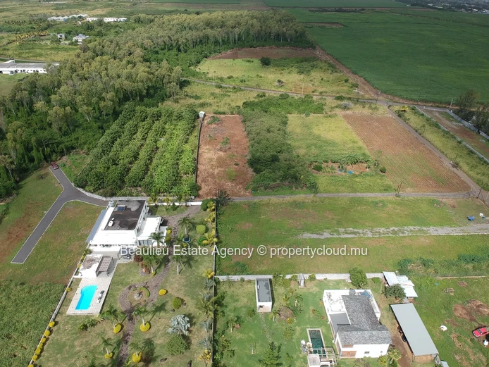 Residential plot of 25 perches for sale in Beau Plateau, Goodlands.